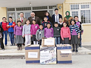 Liseli öğrencilerden köy okullarına yardım
