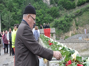 Drina Nehri'ne katliamda ölen Boşnaklar için 3 bin gül atıldı