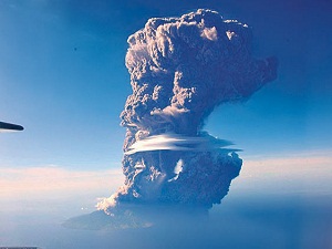 Uçak yolcusunun gözünden yanardağın patlama anı