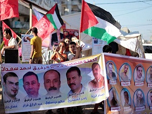 Açlık grevi yapan 70 Filistinli tutuklu hastaneye kaldırıldı