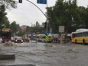Bazı araçlar su içinde kaldı