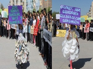 Öğrencilerden geri dönüşüm defilesi