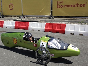 Bir çay bardağı benzinle dereceye girdiler