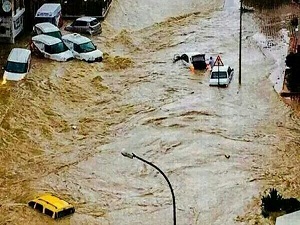 Yağmur suları araçları sürükledi