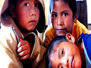 Yetim çocuklar ve anneleri yararına sergi