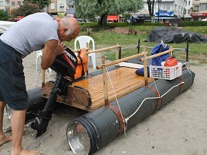 Atık su borusu, saksı ve tepsiden yüzen deniz aracı yaptı