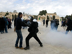 Filistinlilere Mescid-i Aksa'da gaz bombalı müdahale