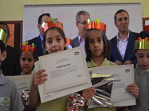 Bin 300 Suriyeli çocuk da karne aldı