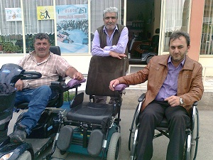 Engellinin bozulan arabasını yine engelli tamir ediyor