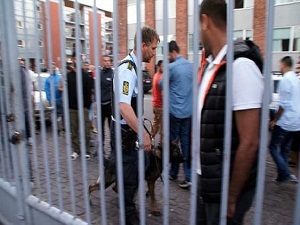 Polis cami bastı, çok sayıda gözaltı var