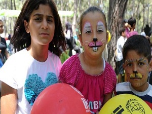 İHH yetimlerin karne sevincine ortak oldu