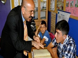 İşitme engellilere Kur'an-ı Kerim öğretiyor