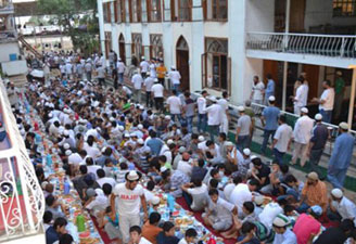 Cami dışında teravih ve toplu iftar yasaklandı