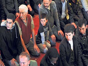 Çocuklarınıza, manevi değerleri yaşayarak öğretin