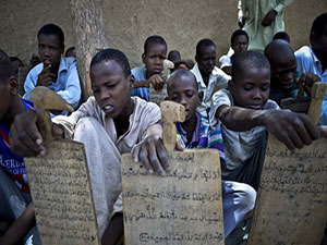 Kur'an'ı ahşap levhalarla öğreniyorlar