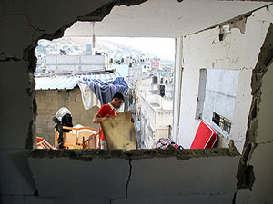 İsrail askerleri evlerin duvarlarını yıktı