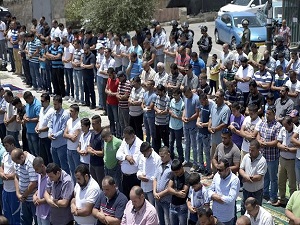 İsrail'in kararı sokaklarda namaz kılınarak protesto edildi
