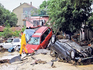 Komşuyu sel aldı: 12 ölü