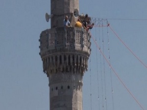 Mahyalar camileri süsledi