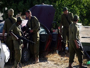 İsrail askerleri 21 Filistinliyi daha gözaltına aldı.