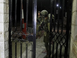 İsrail Filistinli iki milletvekilini daha gözaltına aldı