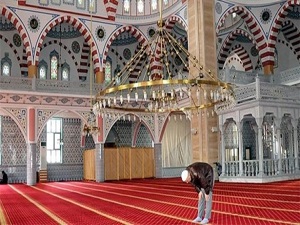 Namaz kılmak için durdu cami yaptırdı