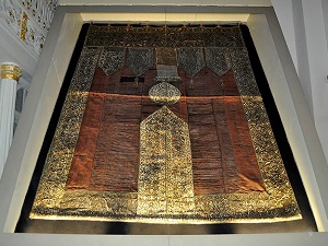 Restore edilen Kabe örtüsü sergilenmeye başladı