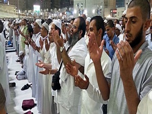 Kabe'de ilk teravih namazı kılındı