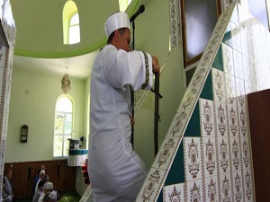 Hutbeye kılıçla çıkma geleneğini sürdürüyorlar