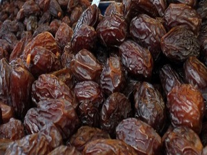 Orucu su yerine hurmayla açın