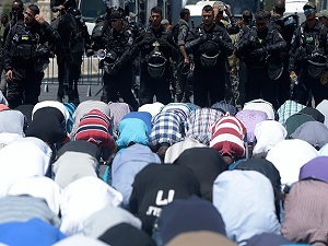 İsrail polisinden namaz kılanlara müdahale