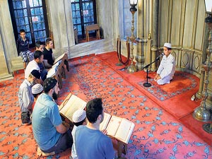 12 yaşındaki hâfız mukabele okuyor