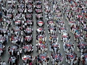 3 bin kişi aynı anda iftar açtı