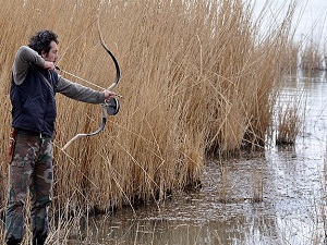 Okla balık avlıyor