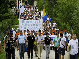 Srebrenitsa kurbanları için yürüyorlar