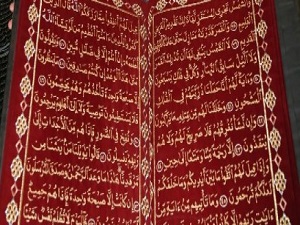 Bu Kur’an-ı Kerim iplerle bez üzerine işlenmiş