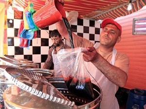 Araplar bu içecek için saatlerce kuyrukta bekliyor