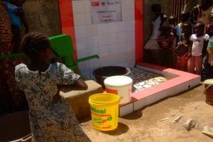 Lüks otellerde iftar vermek yerine Afrika'da su kuyusu açıyorlar