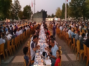 Başakşehir'de 7 bin kişi aynı sofrada iftar yaptı