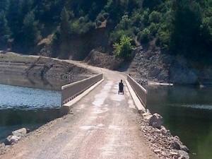 Baraj sularının yuttuğu köprü ulaşıma açıldı
