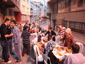 Esenlerde Farklı Bir Sokak İftarı