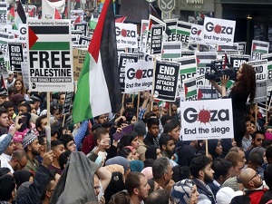 Londra'da binlerce kişi İsrail'i protesto etti