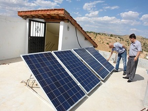 Evinin elektriğini güneş enerjisinden karşılıyor