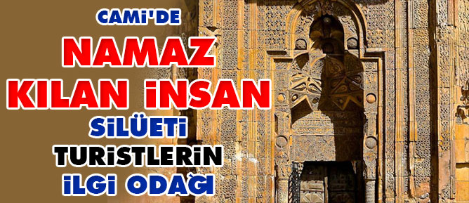 Cami'de 'Namaz kılan insan' silüeti turistlerin ilgi odağı