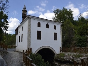 Derenin üzerine inşa edilen Cami