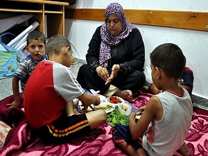 Gazze'de füzelerin gölgesinde iftar