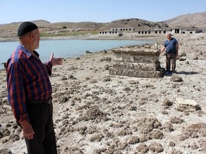 Kuraklık Yamula Barajı'nı ikiye böldü