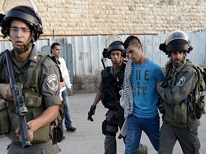 İsrail 12 Filistinli'yi gözaltına aldı