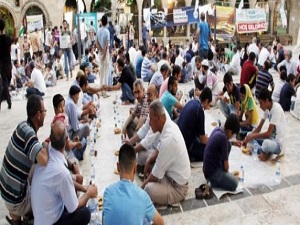 Su, hurma ve simitle iftar yaptılar