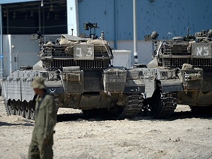 Gazze'de 1.5 km ilerleyen İsrail siper kazıyor